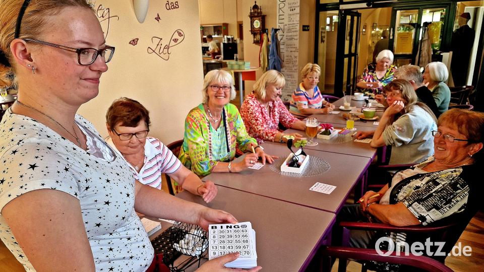 Eine Runde Bingo spielen ist für die Gäste eine Kurzweil beim Sommerfest im Cafe Grenzenlos. Bild: R. Kreuzer