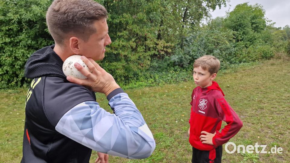 Erec Bruckert, Repräsentant der Sportförderung in der Bundeswehr, zeigt das Kugelstoßen. Bild: R. Kreuzer
