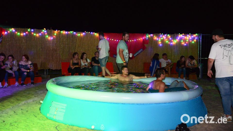 Auch 2019 war das Wetter auch nicht das allerbeste für die Schirmtzer Beachparty. Den Gästen war das egal. Sie nützten sogar die aufgestellten Pools für eine Abkühlung. Strandfeeling eben. Archivbild: bey