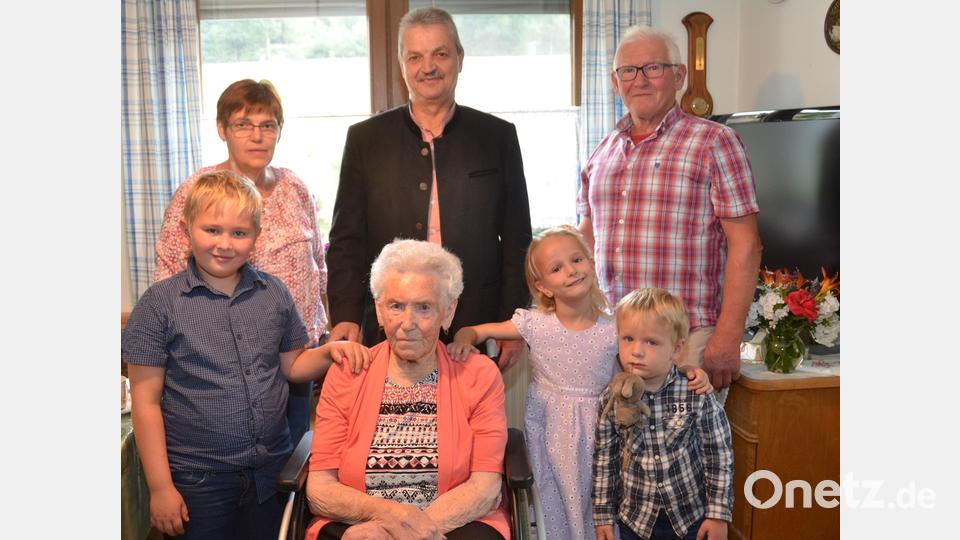 Wenn Uroma Cäcilia Mitlmeier ihren 95. Geburtstag feiert, sind die drei Urenkel im Haus, Moritz, Anna und Max (von links), nicht weit. Sohn Georg (rechts) und Lebenspartnerin Angelika Ertl (links) umsorgen die Jubilarin liebevoll. Bürgermeister Andreas Wutzlhofer (Mitte) gratuliert ebenfalls zum Ehrentag. Bild: dob