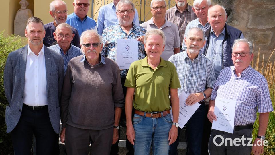 Für 50-jährige Mitgliedschaft ehrt GSG-Vorsitzender Alois Auer (vorne, Dritter von rechts) GSG-Urgesteine aus dem gesamten Bistum. Bild: do