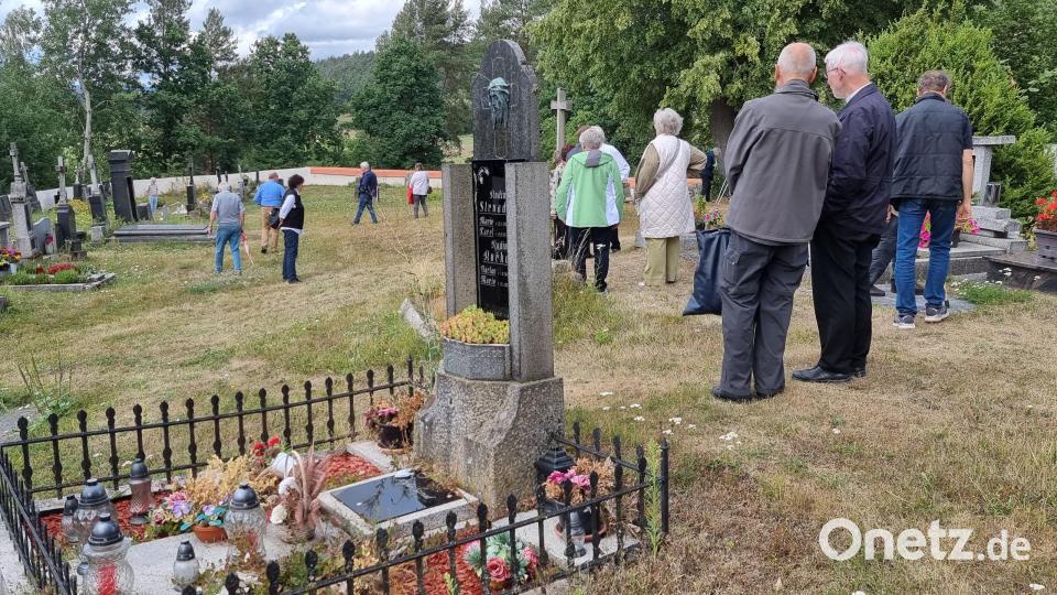 Nach dem Gottesdienst ging es beim 33. Jakobifest zum Totengedenken auf den Friedhof im tschechischen Bruck am Hammer. Bild: Berthold Henn/exb