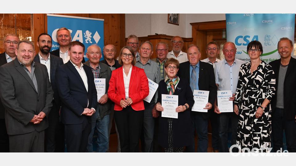Die CSA Amberg-Sulzbach würdigt langjährige Mitglieder: Die Geehrten zusammen mit (von links) Ehrenmitglied Sepp Reindl, Kreisvorsitzender Uwe Friedrich, CSA-Bezirksvorsitzender Armin Bulenda, MdL Harald Schwartz, MdB Volker Ullrich, MdB Susanne Hierl (Bildmitte, roter Blazer) sowie die Kandidaten für Bezirks- und Landtag, Birgit Barth (2. von rechts) und Thomas Bärthlein (rechts). Bild: gf