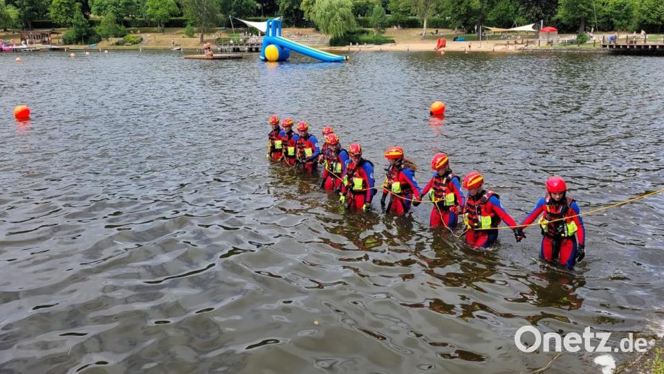 Bei der Wasserrettung zählt die gegenseitige Unterstützung. Bild: bgm