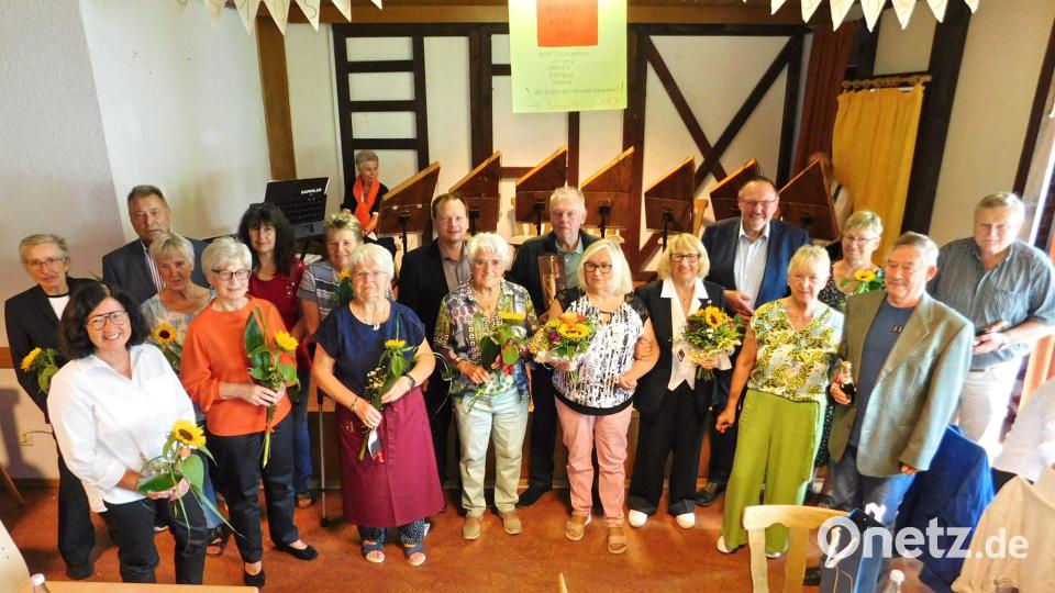 Sie waren in den zurückliegenden zehn Jahren tragende Säulen der SSG: Brigitte Lehner, Jutta Hartlehnert, Herbert Brilla, Rosemarie Peschl, Doris Walter, Claudia Fischer, Karin Brilla, Helga Ehl, Marga Rupprecht, Martha Zeitler, Brigitte Hohlbach-Jenzen, Angela Fraunholz, Isolde Veigl, Reinhard Opel und Manfred Porsch. Nicht im Bild Anna Müller und Julia Gass. Es gratulierten Vorsitzender Rudi Heier (Fünfter von rechts) und Bürgermeister Christian Porsch (Neunter von links) Bild: whü