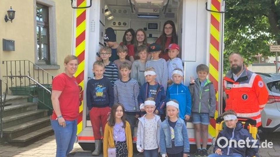 Die Vorschulkinder des Kindergartens Piccolino und des Waldkindergartens Waldfüchse durften einen Rettungswagen inspizieren. Bild: Kindergarten Piccolino/exb
