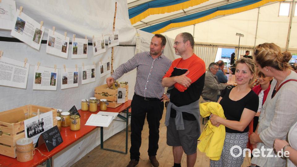 Petr (links) und Frederike Sefcik (rechts) zeigten an einem Infostand Feldkreuze, die sie restauriert haben. Bild: kro