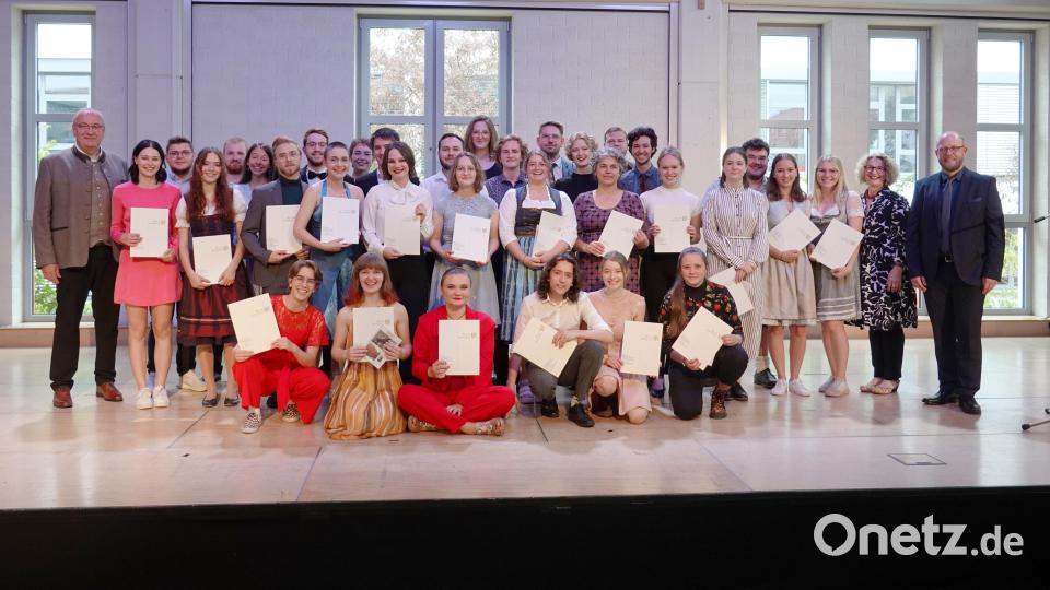 Bezirkstagspräsident Franz Löffler (links) und Schulleiter Dominik Lehmeier (rechts) mit den erfolgreichen Absolventen der Berufsfachschule für Musik. Bild: gac