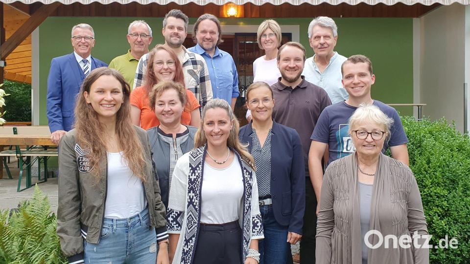 Bürgermeister Stahl (hinten links) konnte mit den Mitwirkenden der Historischen Stadtführungen eine erfolgreich fünfte Staffel der Reihe feiern. Bild: Stadt Tirschenreuth/exb