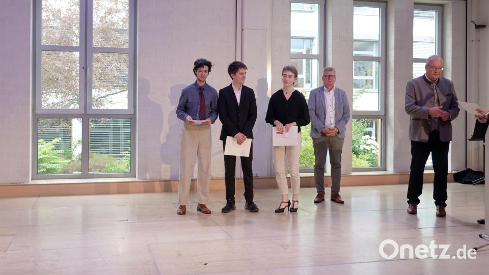 Den besten Absolventen des Jahrgangs 2023 (von links) Lukas Koch, Tobias Kerl und Elena Krodel gratulieren Bürgermeister Michael Göth und Bezirkstagspräsident Franz Löffler. Bild: gac