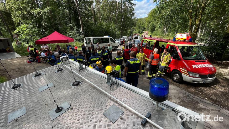 Rund 60 Retter, darunter viele Spezialisten von Bergwacht und THW, befreiten vier im Brändelbergloch eingeschlossene Höhlenkletterer. Im Pavillon links im Bild hatte die Einsatzleitung um Alexander Renner von der Amberger Bergwacht ihren Standort. Bild: Bergwacht Frankenjura/exb