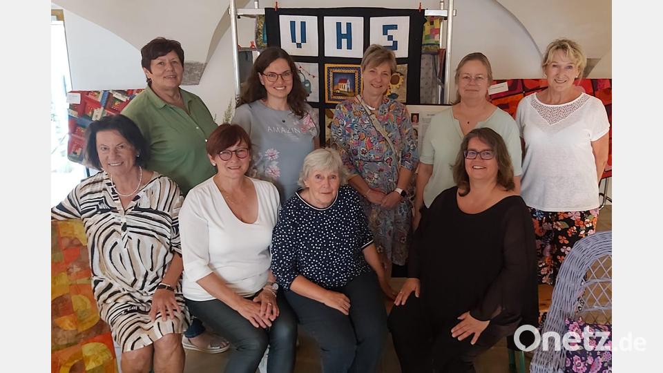 Das Patchwork-Team der VHS feierte im Rahmen der Ausstellung ihr 10-jähriges Bestehen. Bild: do