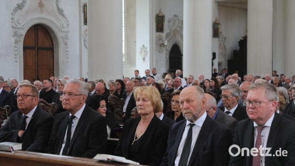 In der ersten Reihe der Trauergäste (von links): Bürgermeister Martin Preuß, Innenminister Joachim Herrmann, Elisabeth und Simon Wittmann, Oberbürgermeister Michael Cerny. Bild: Wolfgang Steinbacher