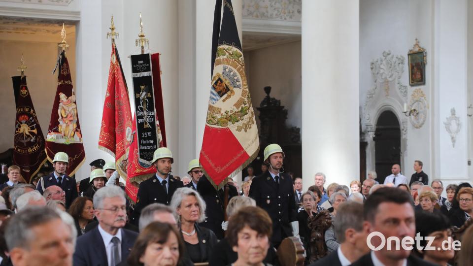 Viele Fahnenabordnungen der Feuerwehren nahmen am Trauergottesdienst teil. Bild: Wolfgang Steinbacher