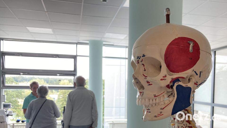 Besucher konnten sich im Klinikum in Selb in der Akutgeriatrie informieren. Auch Ergotherapeuten, Physiotherapeuten und Logopäden waren vor Ort. Bild: Klinikum Fichtelgebirge/exb