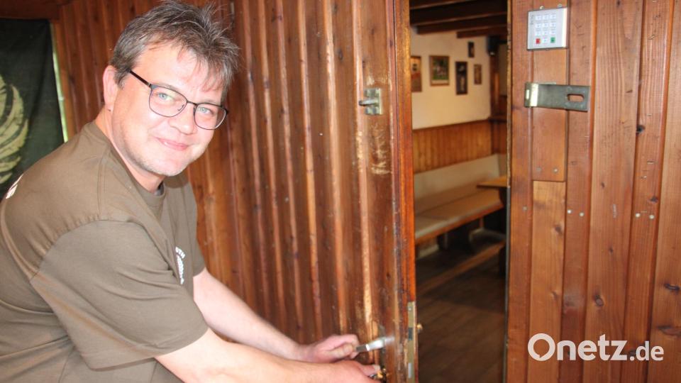 Wer einen Blick in das "Heisl" erhaschen wollte, konnte es am Sonntag mit Ehrenpräsident Klaus Härtl besichtigen. Bild: kro