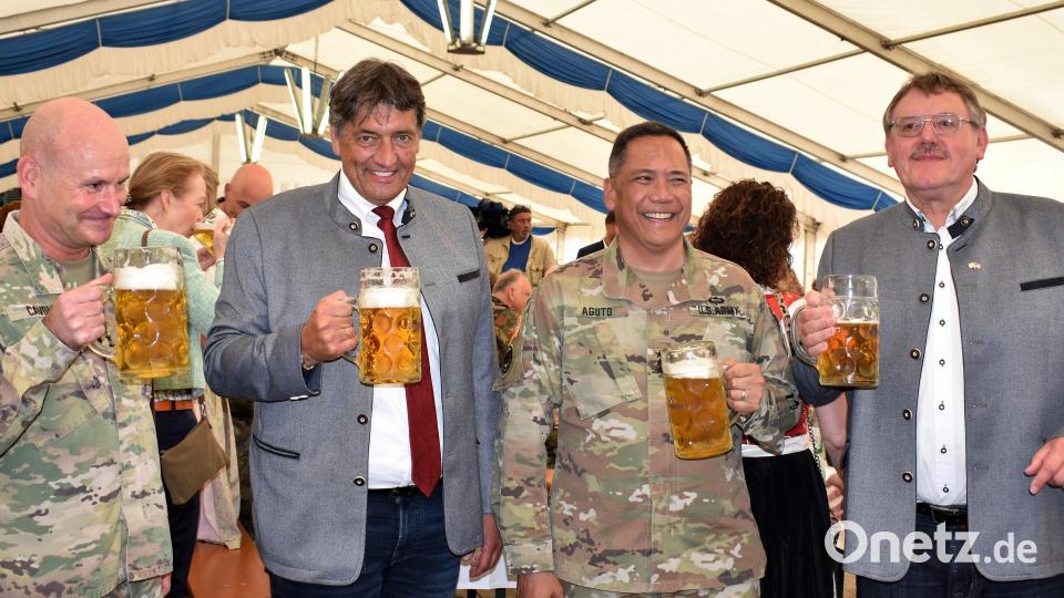 NATO-Oberbefehlshaber Christopher Cavoli (von links), Bürgermeister Edgar Knobloch, Generalleutnant Antonio Aguto und Bürgermeister Hans-Martin Schertl aus Vilseck stoßen auf das Volksfest an. Bild: rgr