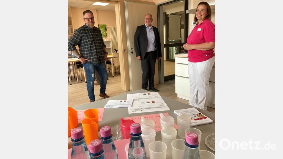 Pflegedirektionsassistent Andre Zeitler (links) und Vorstand Alexander Meyer ließen sich die Funktionsweise des Nasenbechers von Logopädin Marion Martins erklären. Bild: Klinikum Fichtelgebirge/exb