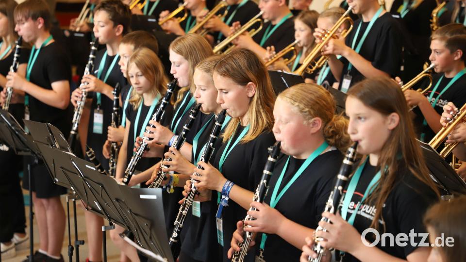 Auftritt auf einer ganz besonderen Bühne für die Bläserklassen der Mittelschule aus Pirk: Sie dürfen im Bayerischen Landtag ihr Können zeigen. Bild: Freie Wähler Landtagsfraktion/exb