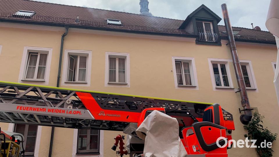 Feuerwehrleute sind am Pfarrplatz in Weiden im Einsatz. Dort ist am Freitagvormittag ein Feuer in einer Küche ausgebrochen. Bild: Gabi Schönberger
