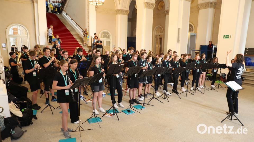 Auftritt auf einer ganz besonderen Bühne für die Bläserklassen der Mittelschule aus Pirk: Sie dürfen im Bayerischen Landtag ihr Können zeigen. Bild: Freie Wähler Landtagsfraktion/exb