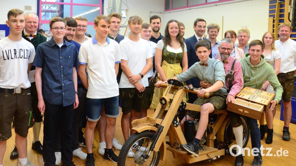 Peter Gmeiner präsentiert sein &quot;Oichnmoped&quot; in der Berufsschule. Bild: Kunz