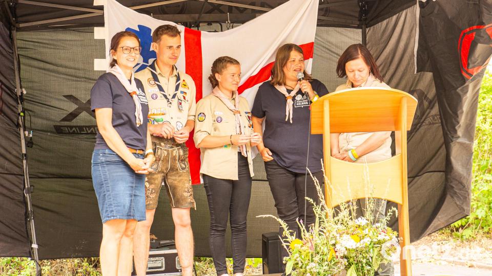 Bianca Greger (rechts) und Stefanie Nickl (links) erhielten den Georgspin. Zur Verleihung der zweithöchsten Auszeichnung des Bundesverbandes der Pfadfinder gratulierten Felix Linkel, Romy Christl und Stefanie Scherer (von links). Bild: Markus Koenig/exb