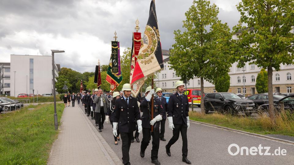 Fahnenabordnungen gingen an der Spitze des Trauerzugs zum Katharinenfriedhof. Bild: Wolfgang Steinbacher