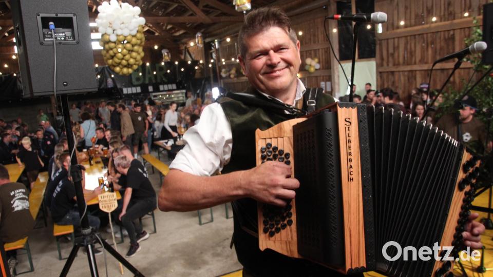 Josef Gleißner und die Zoiglkryner aus Falkenberg heizten den Besuchern beim Fest am Sonntag mächtig ein. Bild: kro