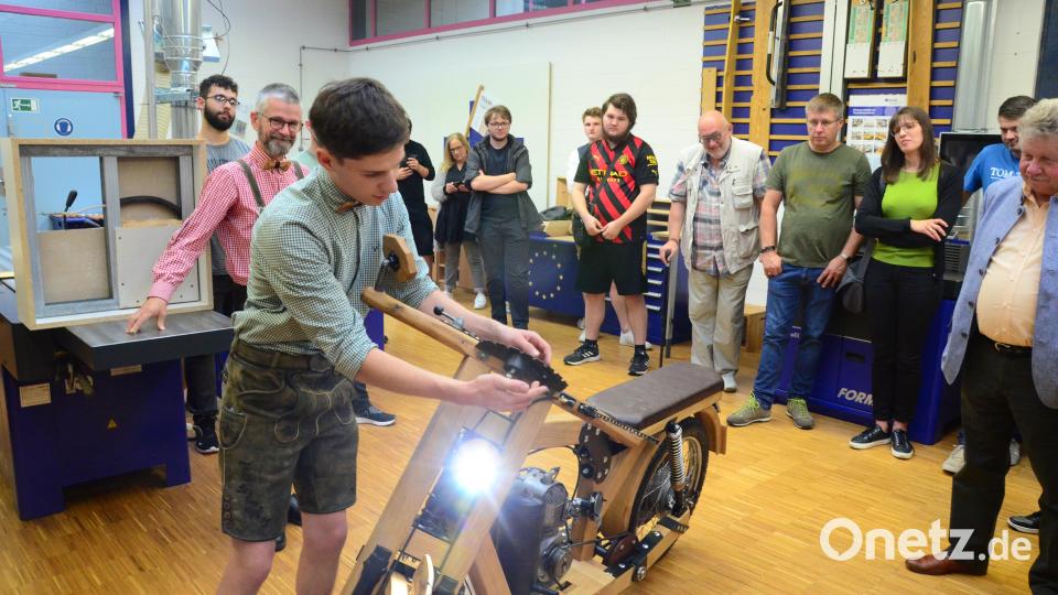 Peter Gmeiner präsentiert sein &quot;Oichnmoped&quot; in der Berufsschule. Bild: Kunz