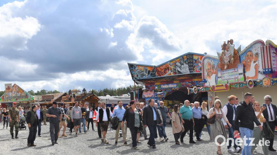 Festzug über das Volksfestgelände. Bild: rgr