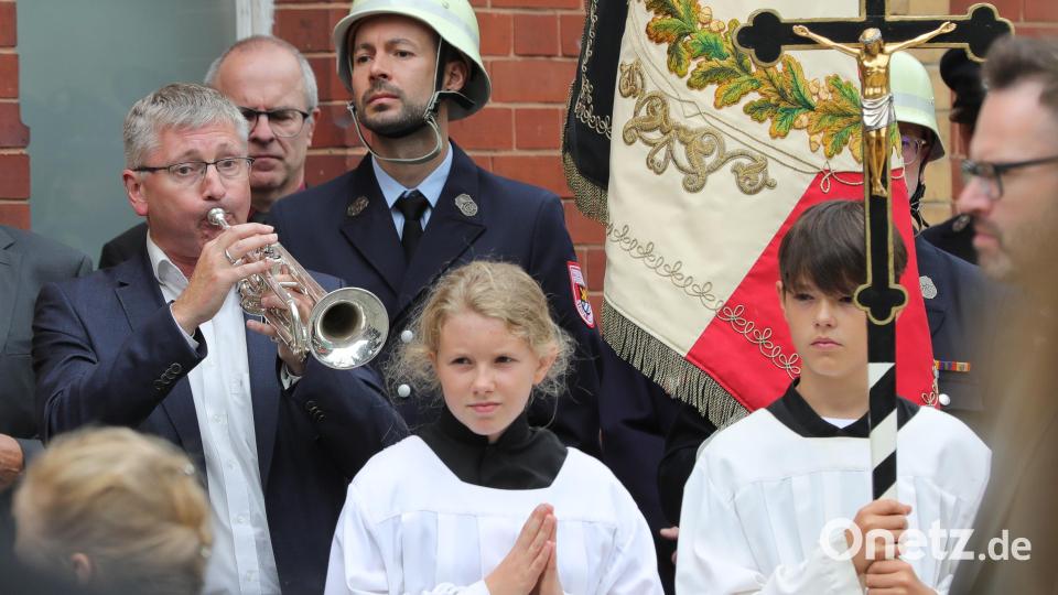 Bürgermeister Franz Badura (links) intonierte zur Beisetzung auf dem Katharinenfriedhof das Lied &quot;Näher mein Gott zu dir&quot;. Bild: Wolfgang Steinbacher