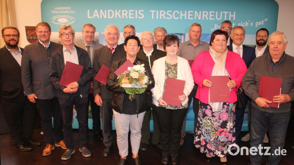 Mit der Johann-Andreas-Schmeller-Medaille in Silber und Gold oder der Ehrennadel in Silber des Landkreises wurden diese Personen für ihren Einsatz im kulturellen Bereich geehrt. Bild: kro