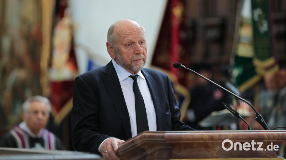 Beim Trauergottesdienst für Wolfgang Dandorfer in der Pfarrkirche St. Georg sprach Simon Wittmann, Alt-Landrat von Neustadt/Waldnaab und langjähriger Freund, im Namen der Familie. Bild: Wolfgang Steinbacher
