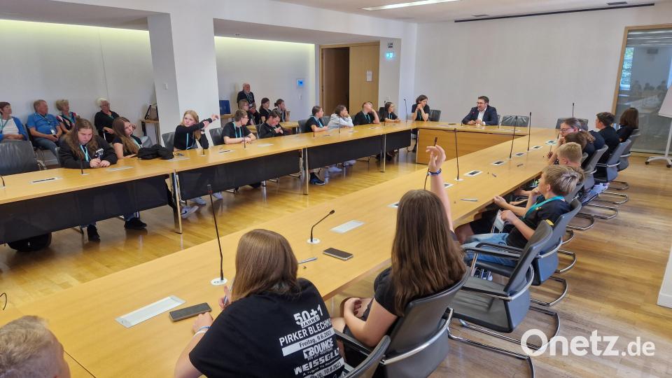 Im Sitzungssaal &quot;weiße Rose&quot; stellte sich Landtagsabgeordneter Tobias Gotthardt den vielen Fragen der Schüler. Bild: Heiner Stöcker
