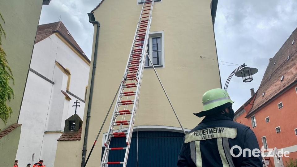 Feuerwehrleute sind am Pfarrplatz in Weiden im Einsatz. Dort ist am Freitagvormittag ein Feuer in einer Küche ausgebrochen. Bild: Gabi Schönberger