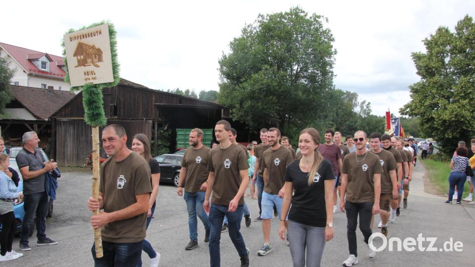 Stark vertreten waren die Mitglieder des Dippersreuther "Heisls" beim Festzug. Bild: kro