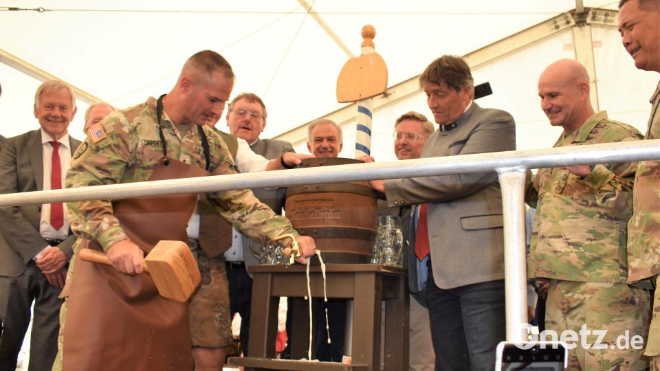 Nach zwei Schlägen von Brigadegeneral Steven P. Carpenter fließt das Bier. Bild: rgr
