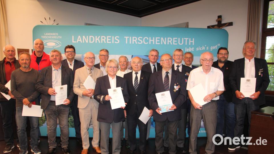 Verdiente und langjährige Aktive des Bayerischen Roten Kreuzes wurden ausgezeichnet. Das Bild zeigt die Geehrten mit Landrat Roland Grillmeier und den Bürgermeistern. Bild: kro