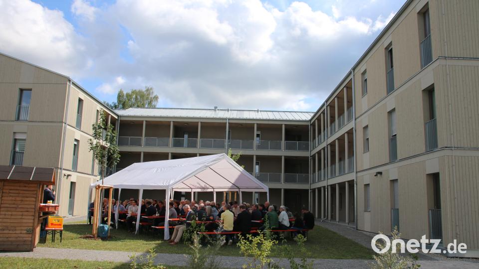 Anwohner und Verantwortliche feiern gemeinsam die Eröffnung des Wohnungsbaus des Landkreissiedlungswerks. Bild: sne