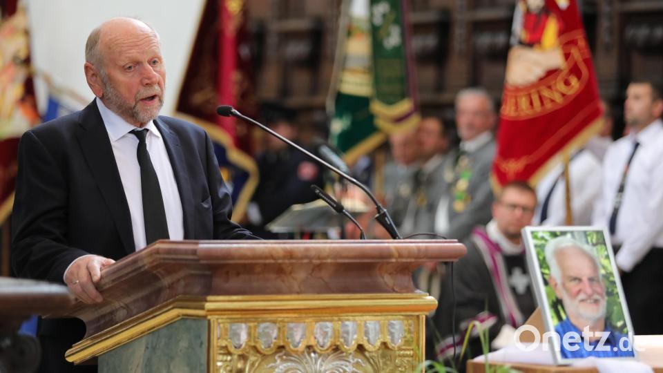 Beim Trauergottesdienst für Wolfgang Dandorfer in der Pfarrkirche St. Georg sprach Simon Wittmann, Alt-Landrat von Neustadt/Waldnaab und langjähriger Freund, im Namen der Familie. Bild: Wolfgang Steinbacher