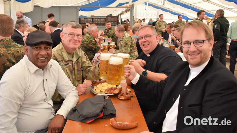 Die Pfarrer Daniel Fenk, Thomas Berthold und Chaplin Billy Graham (von rechts) haben für ein friedliches Fest gebetet. Bild: rgr