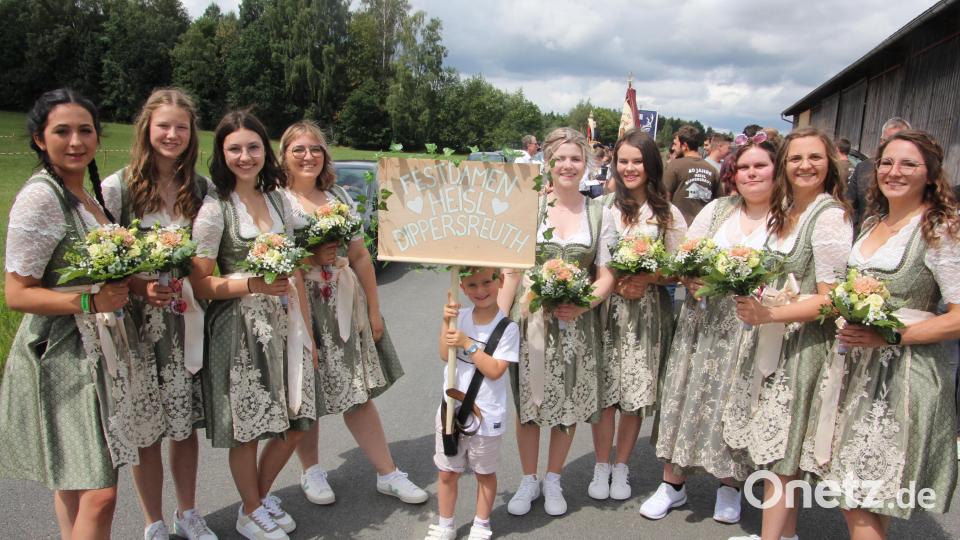 Neun Festdamen konnten für das Jubiläumsfest gewonnen werden, sie trugen alle das gleiche Dirndl. Bild: kro