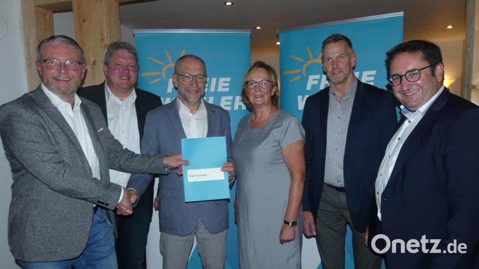 Stellvertretender Landesvorsitzender Hans-Martin Grötsch (links) übergibt Karl Lorenz die „Platin“-Urkunde. Es gratulieren (von rechts) Landtagsabgeordneter Tobias Gotthardt, Ortsvorsitzender Thomas Riedl, die Kreisvorsitzende Gabriela Bäumler und Bernhard Schmidt (Tirschenreuth). Bild: rn