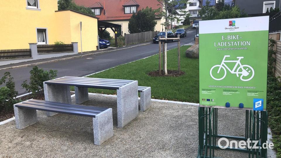 Die Sitzgruppe wurde von Privatleuten mitfinanziert. Daneben steht eine Ladestation für Elektrofahrräder. Bild: wro