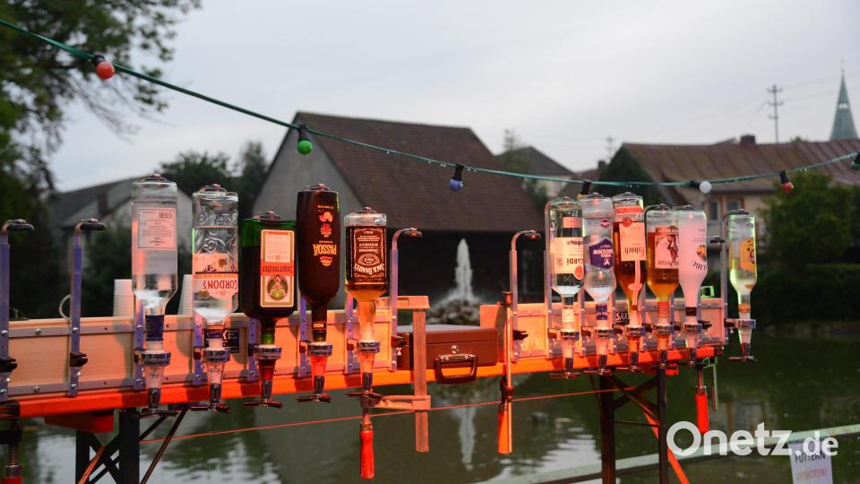 Die Bar am Stadtweiher wartet am "frühen" Abend noch auf Gäste. Bild: bey