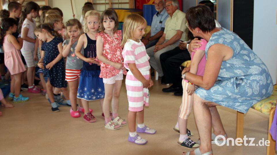 Viele Umarmungen und gute Wünsche durfte Veronika Lehner von den Kindern in Empfang nehmen. Bild: lep