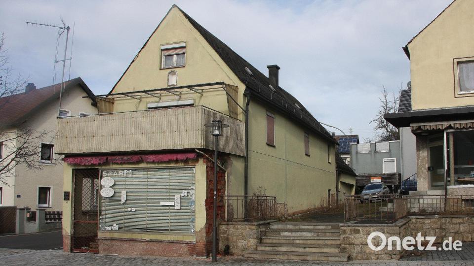 Das zuletzt leerstehende Anwesen Kirchplatz 12 verfiel immer mehr. Es wurde 2021/2022 abgerissen. Archivbild: wro