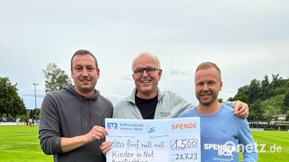 Der 1. FC Rieden übergibt einen weiteren Scheck (von links): FCR-Vorsitzender Hans Fischer, FCR-Hauptkassier Josef Kemmeter und der Sternstunden-Organisationsleiter der Oberpfalz, Bernhard Heinisch. Bild: gau