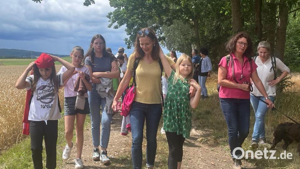 Eine gemeinsame Wanderung macht den Kindern und Erwachsenen viel Freude. Bild: gi
